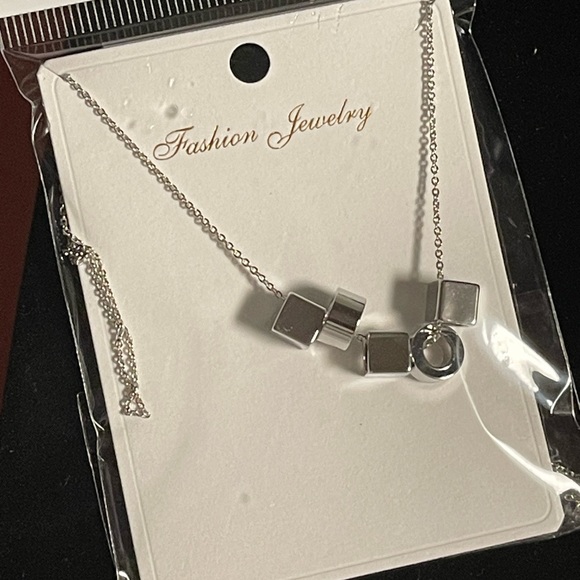 FASHION JEWELRY CHAIN for women in silver-colored stainless steel . - Picture 3 of 3